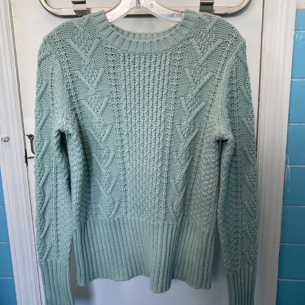 GAP. Cable knit sweater.  SOLD-02/ 21/2022